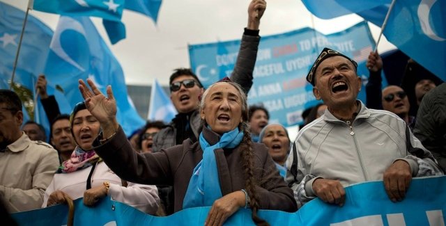 Китай построил тюрьмы и лагеря для миллиона уйгуров, – BuzzFeed News (фото)